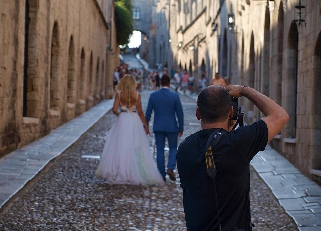 Fotograf ślubny robi zdjęcia młodej parze