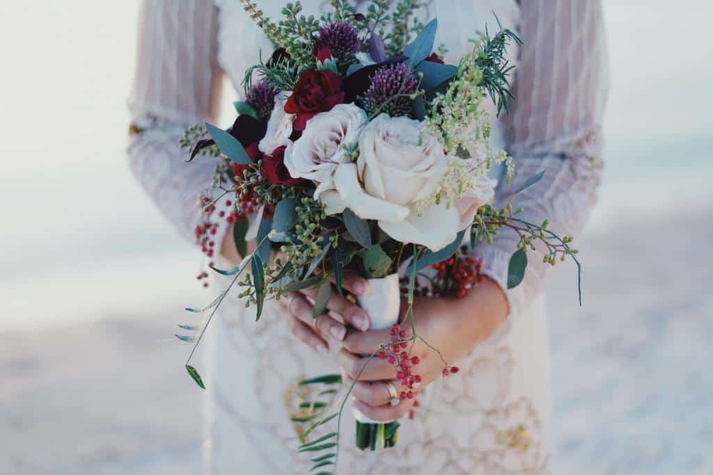 Piękny bukiet weselny wykonany przez florystkę
