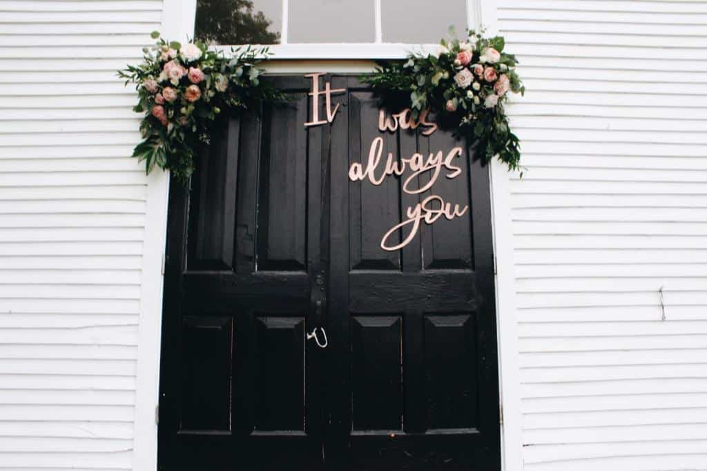 przygotowania do ślubu i wesela ozdobione drzwi wejściowe do kościoła