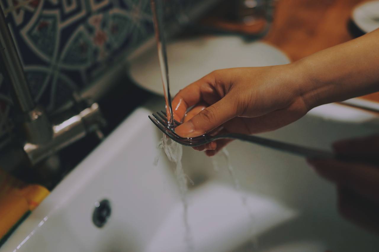 Oszczędzanie wody można też wprowadzać myjąc naczynia ręcznie
