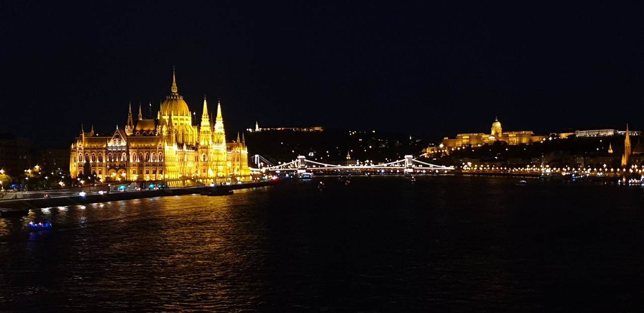 Widok na Budapeszt i oświetlony parlament, most łańcuchowy oraz zamek królewski