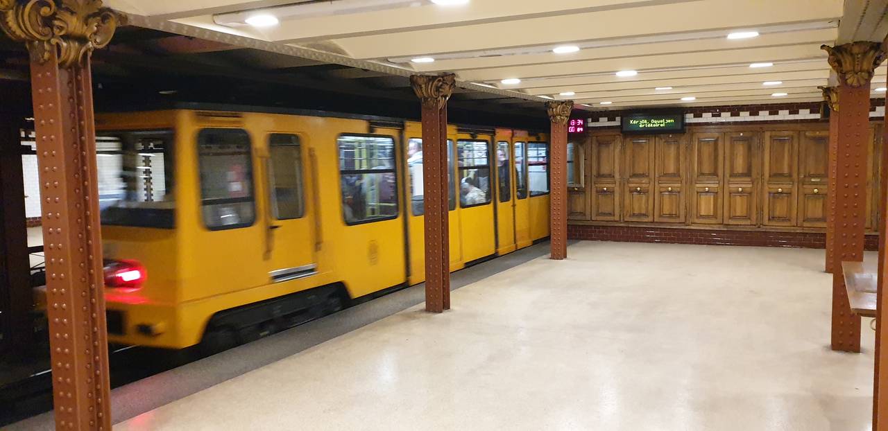 Metro odjeżdża ze stacji w Budapeszcie