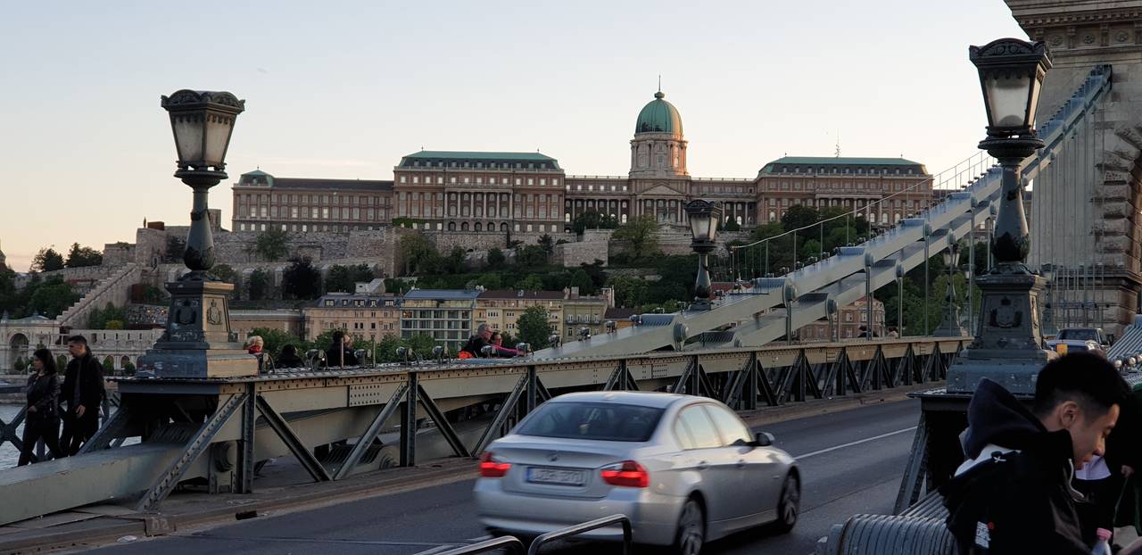 Widok na zamek królewski z mostu łańcuchowego w Budapeszcie