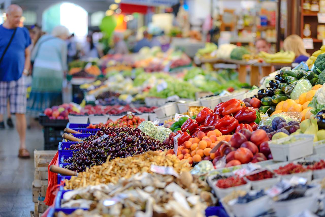 Stoisko z warzywami i owocami w supermarkecie