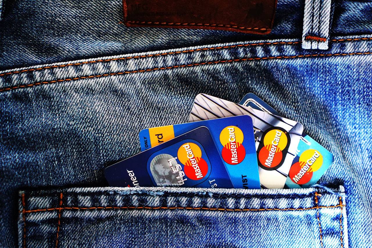 Kredyty na kartach kredytowych budują naszą historię kredytową