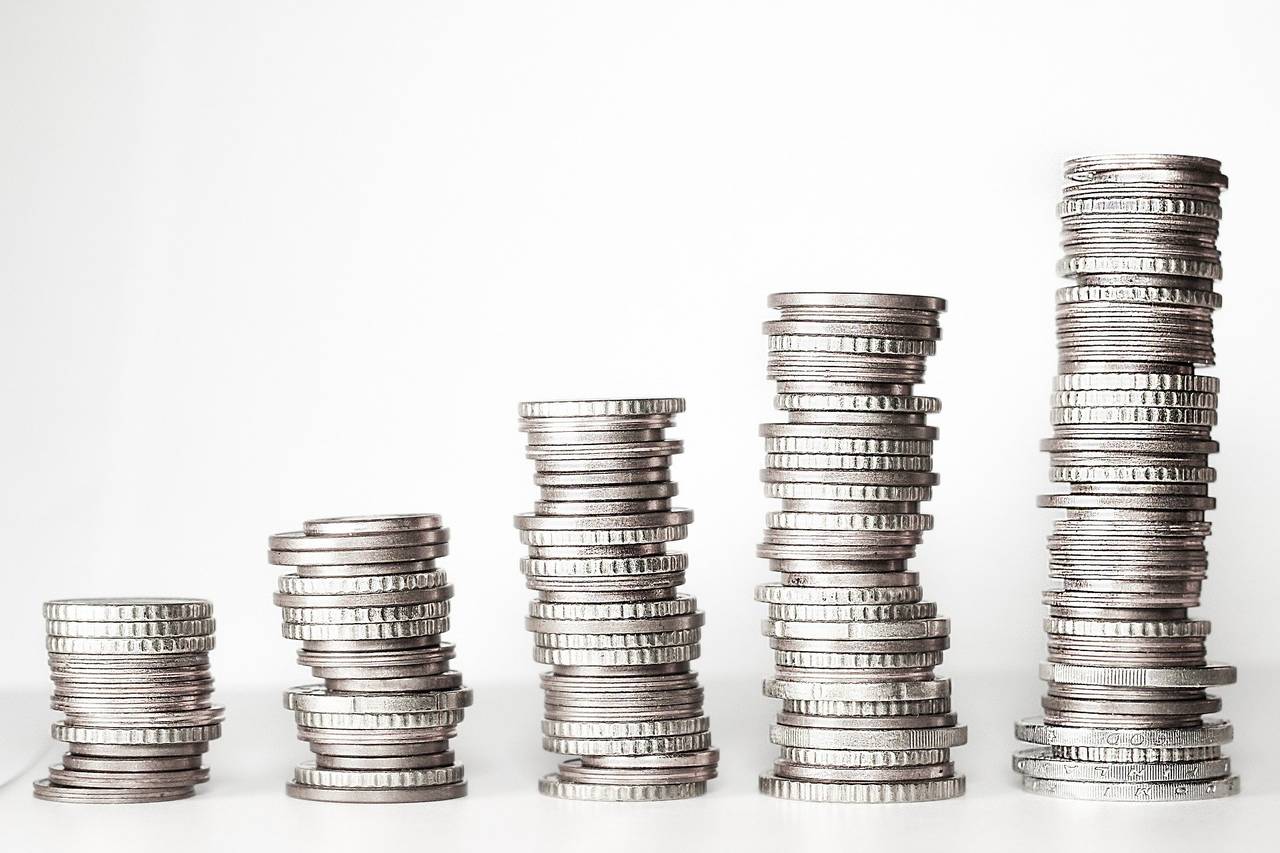 Stosy monet rosnące z powodu prowadzenia budżetu domowego