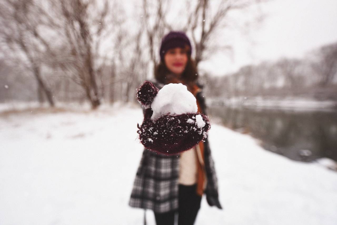 Kobieta trzyma kule śnieżną jako symbol radzenia sobie z długami